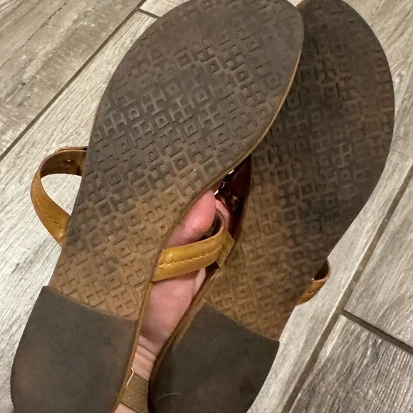 Tory Burch Patent Leather Miller Thong Sandals in Tan - Picture 2 of 3